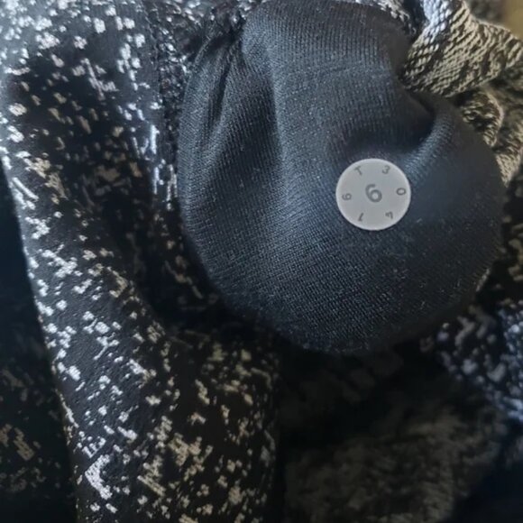 Lululemon Black and Grey Leggings. - Picture 4 of 5